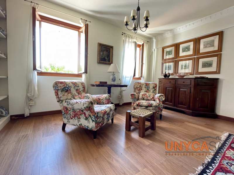 Ai confini con il pittoresco comune di Teolo, proponiamo in vendita un raffinato rustico di campa...