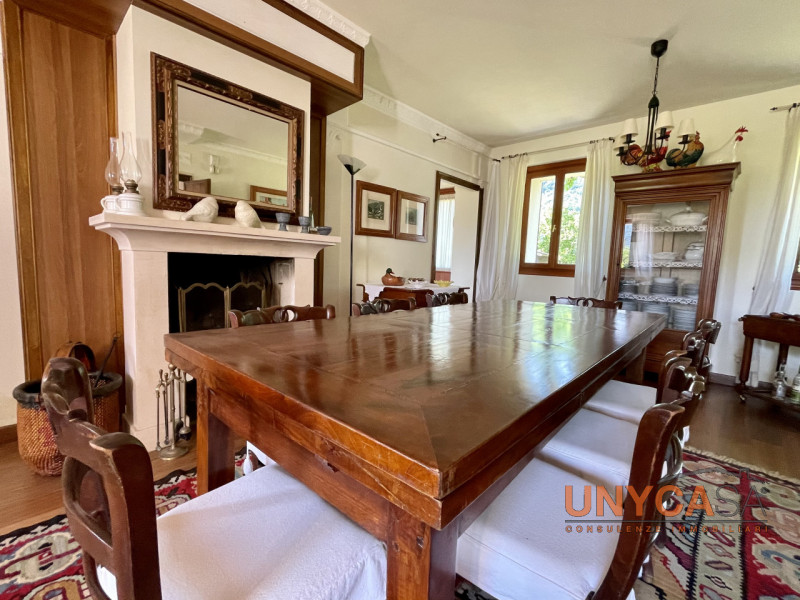 Ai confini con il pittoresco comune di Teolo, proponiamo in vendita un raffinato rustico di campa...