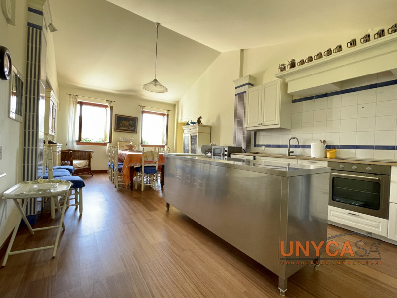 Ai confini con il pittoresco comune di Teolo, proponiamo in vendita un raffinato rustico di campa...