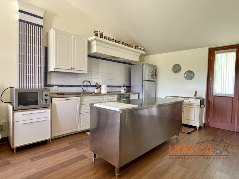 Ai confini con il pittoresco comune di Teolo, proponiamo in vendita un raffinato rustico di campa...