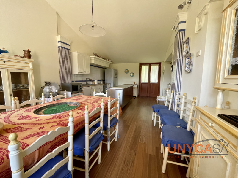 Ai confini con il pittoresco comune di Teolo, proponiamo in vendita un raffinato rustico di campa...