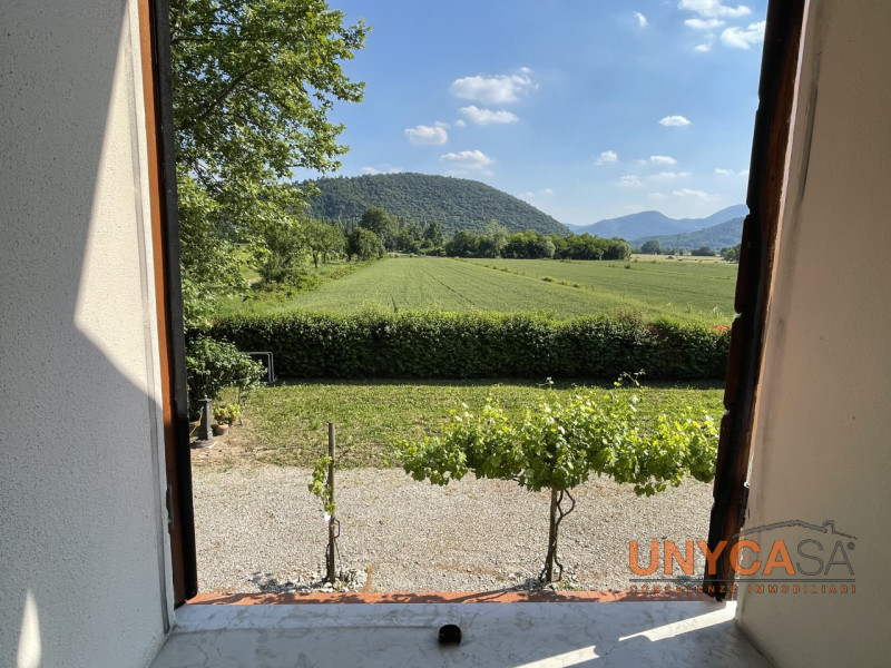 Ai confini con il pittoresco comune di Teolo, proponiamo in vendita un raffinato rustico di campa...