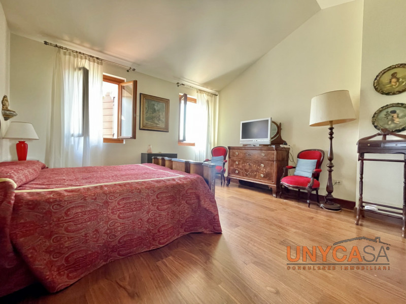 Ai confini con il pittoresco comune di Teolo, proponiamo in vendita un raffinato rustico di campa...