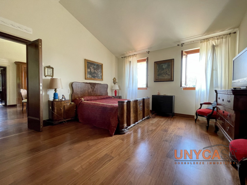 Ai confini con il pittoresco comune di Teolo, proponiamo in vendita un raffinato rustico di campa...