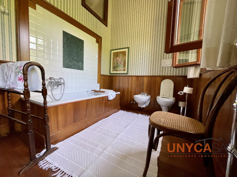 Ai confini con il pittoresco comune di Teolo, proponiamo in vendita un raffinato rustico di campa...