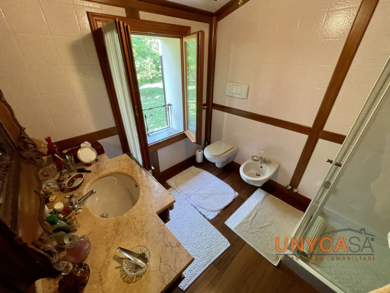 Ai confini con il pittoresco comune di Teolo, proponiamo in vendita un raffinato rustico di campa...