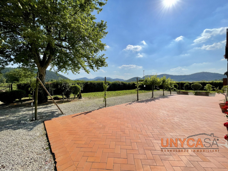 Ai confini con il pittoresco comune di Teolo, proponiamo in vendita un raffinato rustico di campa...