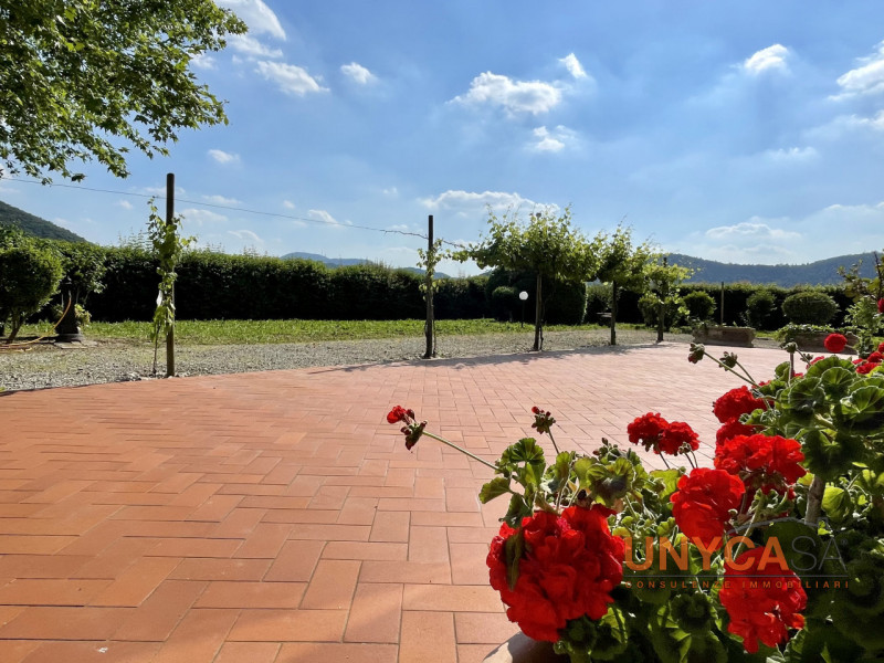 Ai confini con il pittoresco comune di Teolo, proponiamo in vendita un raffinato rustico di campa...