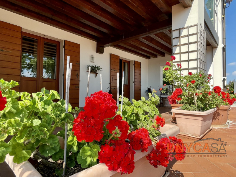 Ai confini con il pittoresco comune di Teolo, proponiamo in vendita un raffinato rustico di campa...