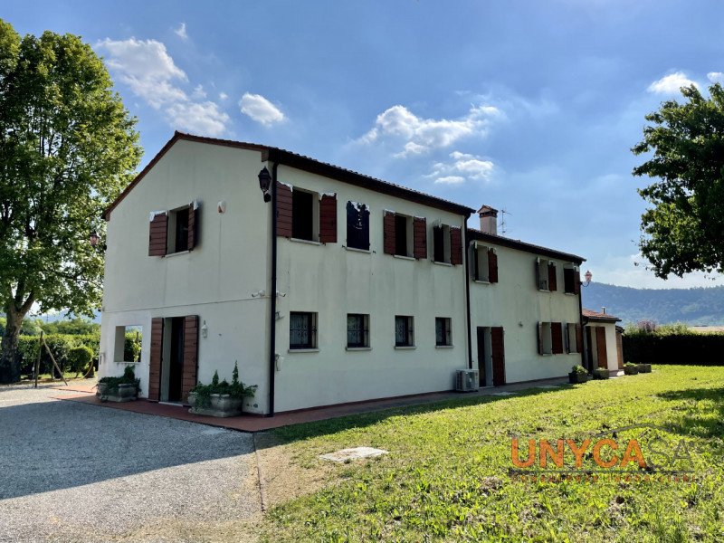 Ai confini con il pittoresco comune di Teolo, proponiamo in vendita un raffinato rustico di campa...