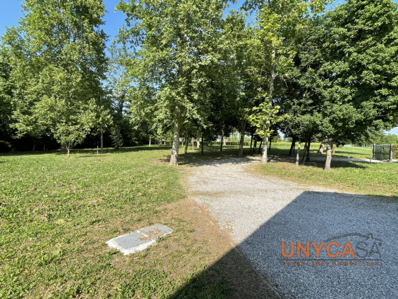 Ai confini con il pittoresco comune di Teolo, proponiamo in vendita un raffinato rustico di campa...