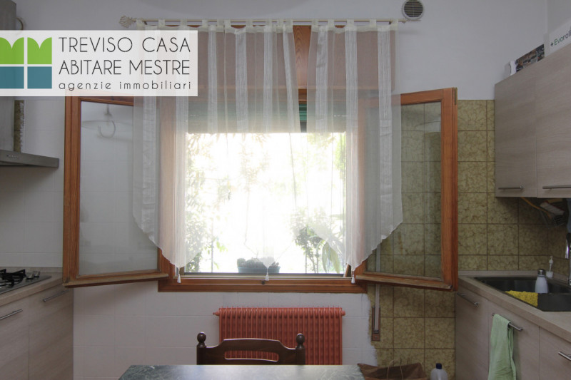 PROPONIAMO IN LOCAZIONE Alloggio a 1 Camera da letto, al piano Terra, facente parte di un fabbric...