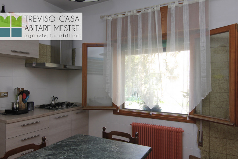 PROPONIAMO IN LOCAZIONE Alloggio a 1 Camera da letto, al piano Terra, facente parte di un fabbric...