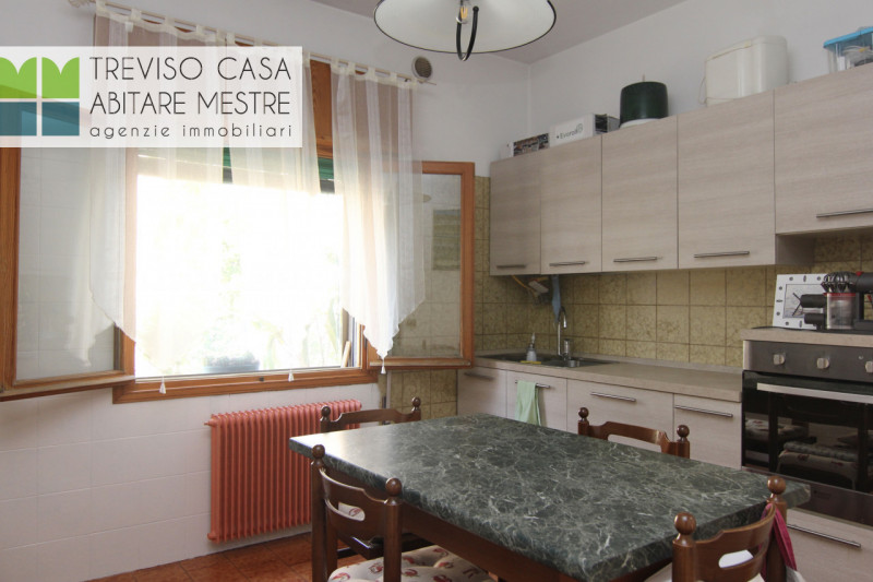 PROPONIAMO IN LOCAZIONE Alloggio a 1 Camera da letto, al piano Terra, facente parte di un fabbric...