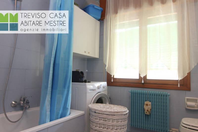 PROPONIAMO IN LOCAZIONE Alloggio a 1 Camera da letto, al piano Terra, facente parte di un fabbric...