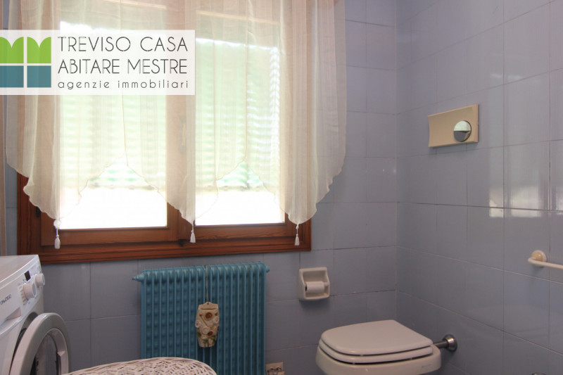 PROPONIAMO IN LOCAZIONE Alloggio a 1 Camera da letto, al piano Terra, facente parte di un fabbric...