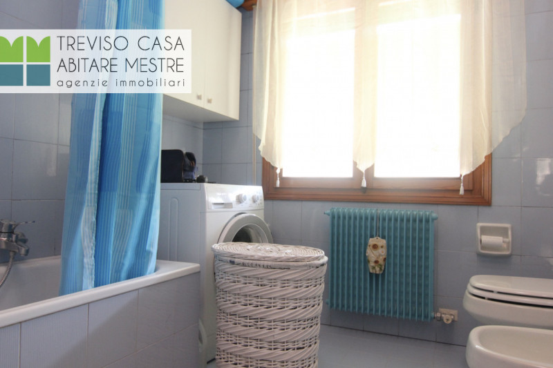 PROPONIAMO IN LOCAZIONE Alloggio a 1 Camera da letto, al piano Terra, facente parte di un fabbric...