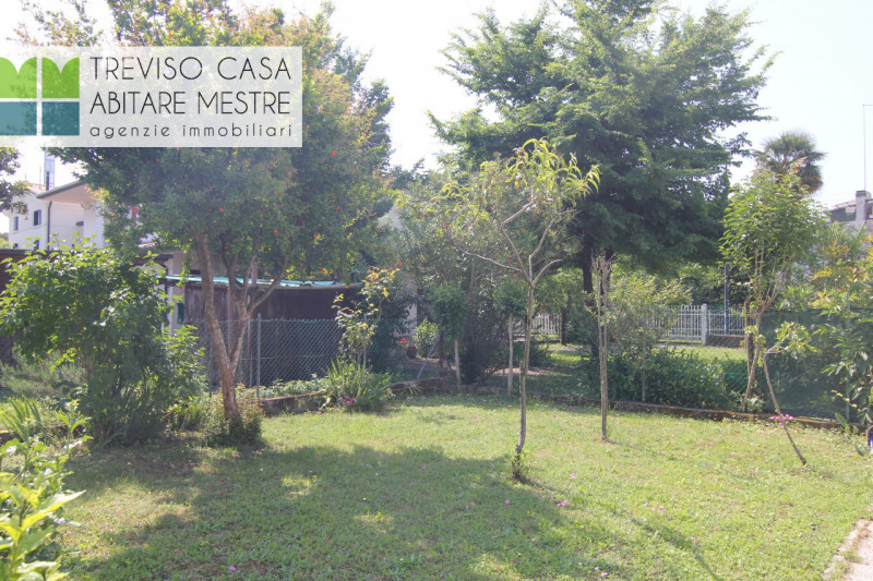 PROPONIAMO IN LOCAZIONE Alloggio a 1 Camera da letto, al piano Terra, facente parte di un fabbric...