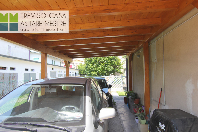 PROPONIAMO IN LOCAZIONE Alloggio a 1 Camera da letto, al piano Terra, facente parte di un fabbric...