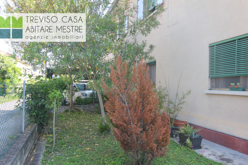 PROPONIAMO IN LOCAZIONE Alloggio a 1 Camera da letto, al piano Terra, facente parte di un fabbric...