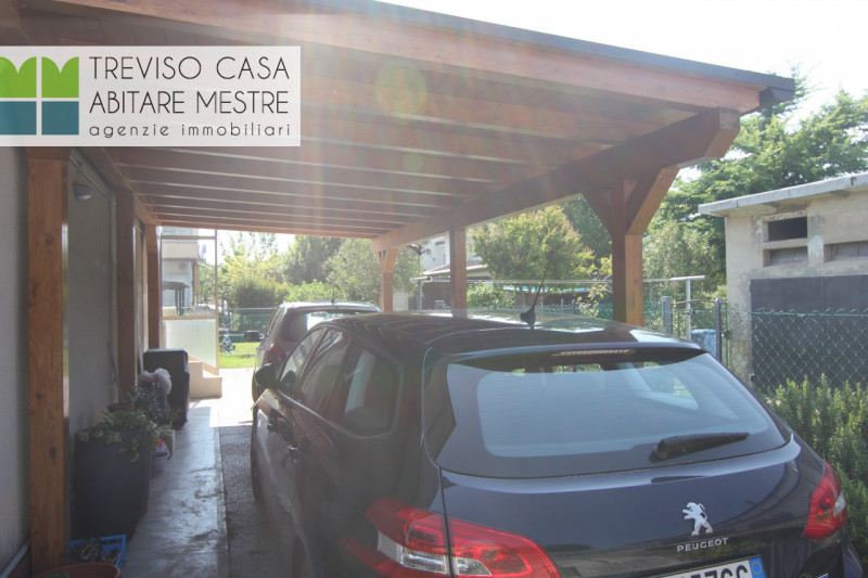 PROPONIAMO IN LOCAZIONE Alloggio a 1 Camera da letto, al piano Terra, facente parte di un fabbric...