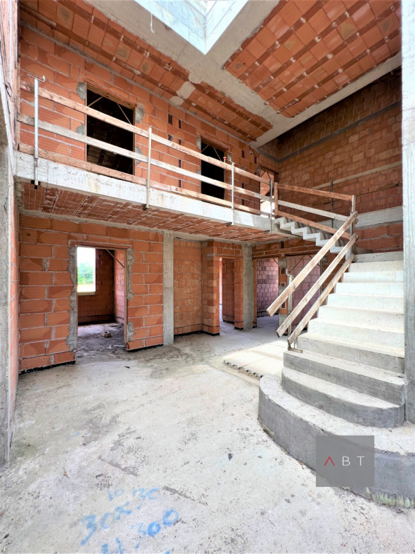 Situata in centro paese, villa singola al grezzo e composta di: ingresso, cucina, pranzo, salotto...