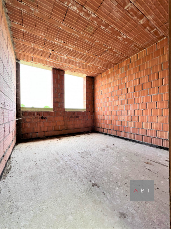 Situata in centro paese, villa singola al grezzo e composta di: ingresso, cucina, pranzo, salotto...