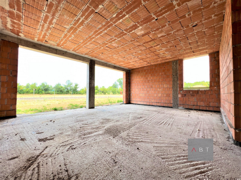 Situata in centro paese, villa singola al grezzo e composta di: ingresso, cucina, pranzo, salotto...