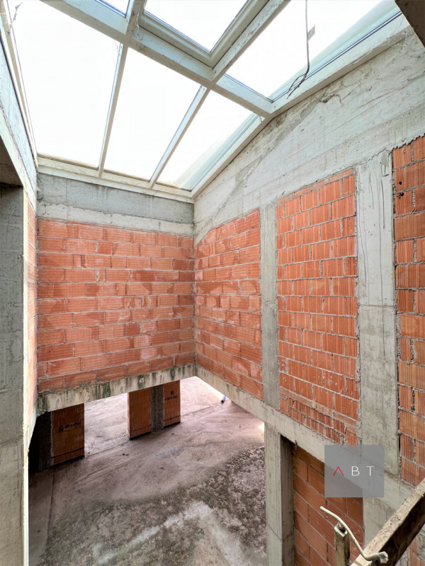 Situata in centro paese, villa singola al grezzo e composta di: ingresso, cucina, pranzo, salotto...