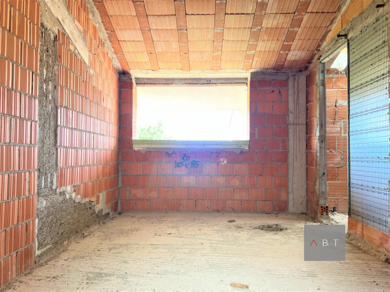 Situata in centro paese, villa singola al grezzo e composta di: ingresso, cucina, pranzo, salotto...