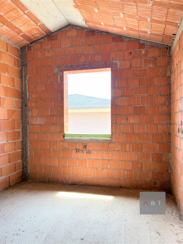 Situata in centro paese, villa singola al grezzo e composta di: ingresso, cucina, pranzo, salotto...