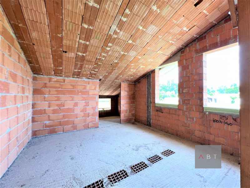 Situata in centro paese, villa singola al grezzo e composta di: ingresso, cucina, pranzo, salotto...