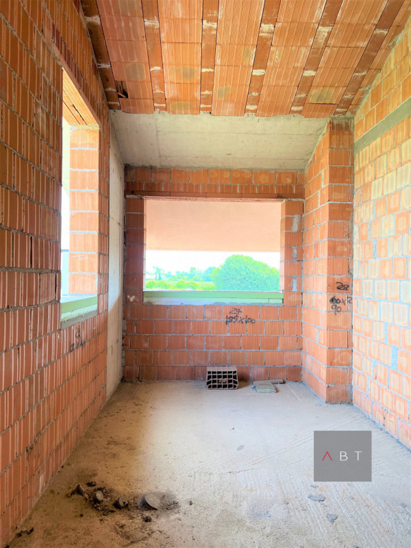 Situata in centro paese, villa singola al grezzo e composta di: ingresso, cucina, pranzo, salotto...