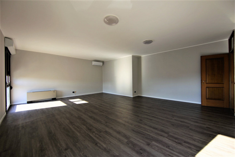 LIMENA in centro paese comodo a tutti servizi, con ampio parcheggio su piccola palazzina di quatt...