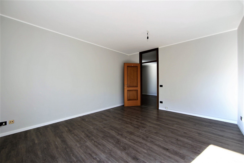 LIMENA in centro paese comodo a tutti servizi, con ampio parcheggio su piccola palazzina di quatt...