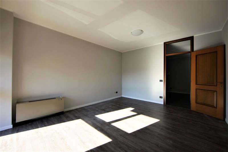 LIMENA in centro paese comodo a tutti servizi, con ampio parcheggio su piccola palazzina di quatt...