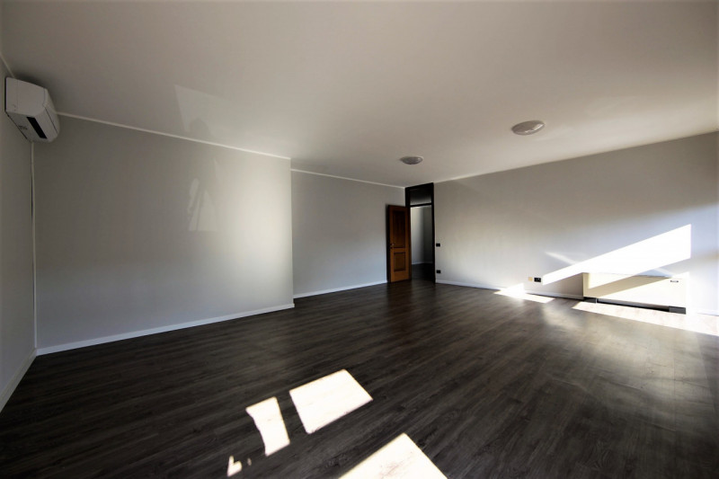 LIMENA in centro paese comodo a tutti servizi, con ampio parcheggio su piccola palazzina di quatt...