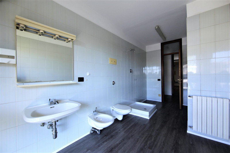 LIMENA in centro paese comodo a tutti servizi, con ampio parcheggio su piccola palazzina di quatt...