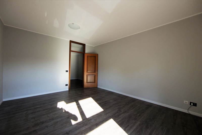 LIMENA in centro paese comodo a tutti servizi, con ampio parcheggio su piccola palazzina di quatt...