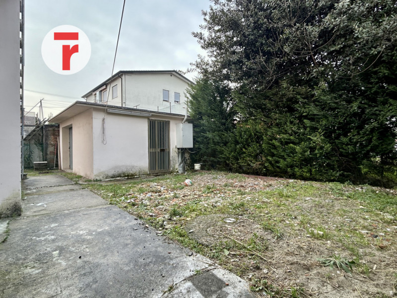 Cadoneghe - loc. Mejaniga. Immobile situato in centro a Mejaniga, a due passi dalla fermata dell'...