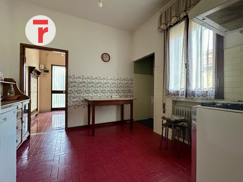 Cadoneghe - loc. Mejaniga. Immobile situato in centro a Mejaniga, a due passi dalla fermata dell'...