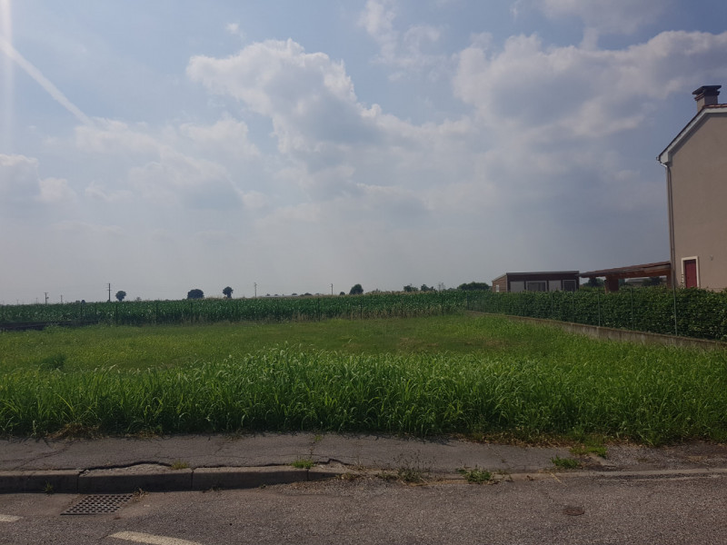 Terreno edificabile di circa 850 mq. con la possibilità di edificare sia una casa singola o anche...