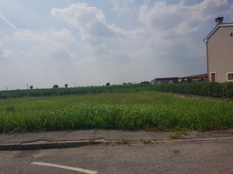 Terreno edificabile di circa 850 mq. con la possibilità di edificare sia una casa singola o anche...