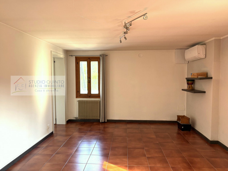 In zona verde e tranquilla a Quinto di Treviso, presentiamo questa porzione di casa su due livell...
