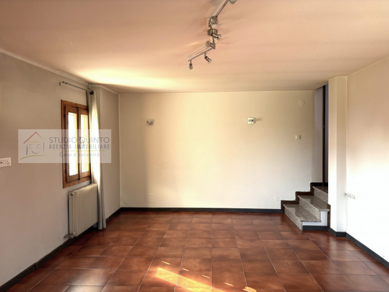 In zona verde e tranquilla a Quinto di Treviso, presentiamo questa porzione di casa su due livell...