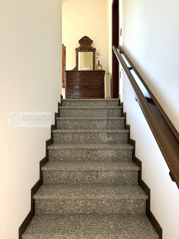 In zona verde e tranquilla a Quinto di Treviso, presentiamo questa porzione di casa su due livell...