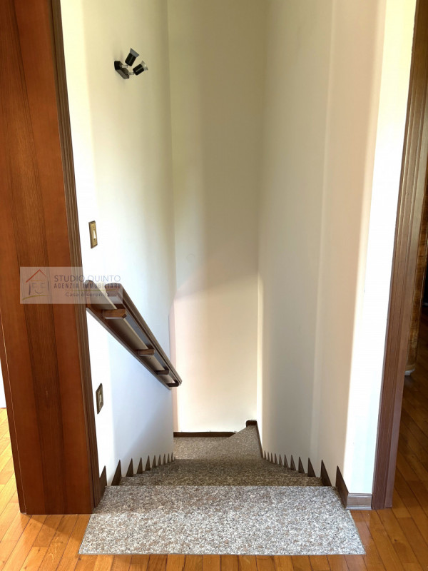 In zona verde e tranquilla a Quinto di Treviso, presentiamo questa porzione di casa su due livell...