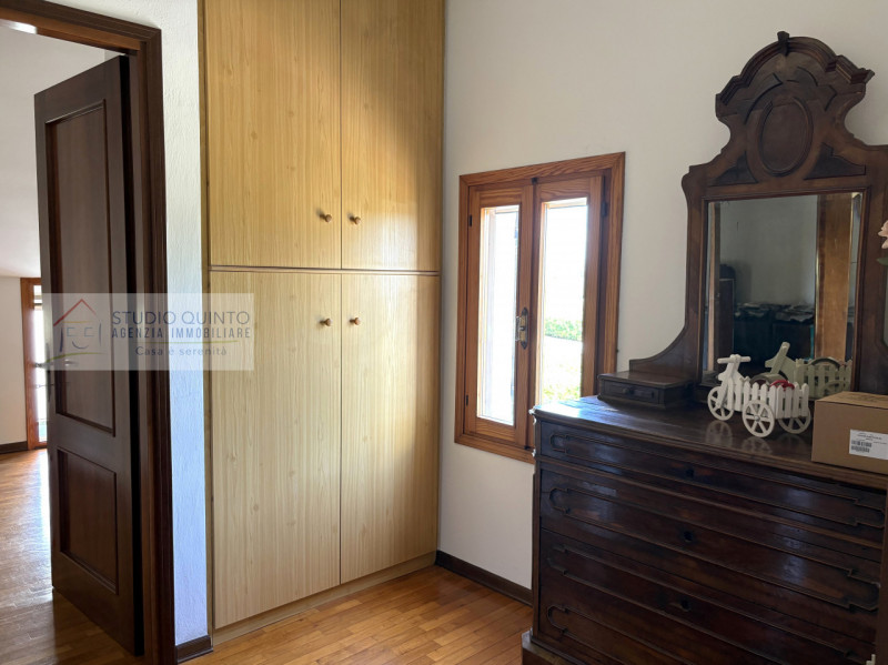 In zona verde e tranquilla a Quinto di Treviso, presentiamo questa porzione di casa su due livell...