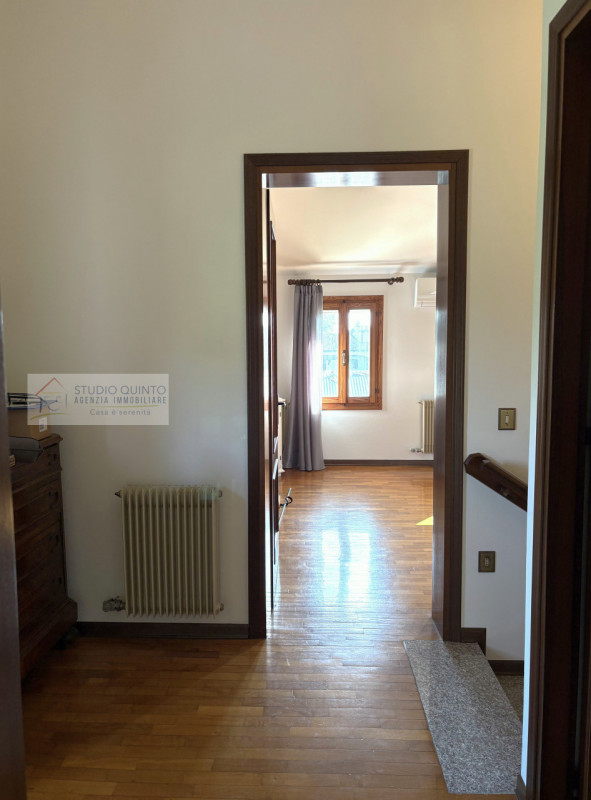 In zona verde e tranquilla a Quinto di Treviso, presentiamo questa porzione di casa su due livell...