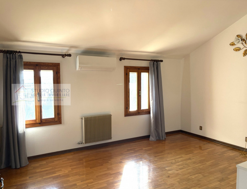 In zona verde e tranquilla a Quinto di Treviso, presentiamo questa porzione di casa su due livell...